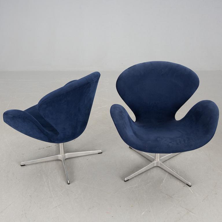 FÅTÖLJER, ett par, "Svanen", Arne Jacobsen för Fritz Hansen, 2000-tal.