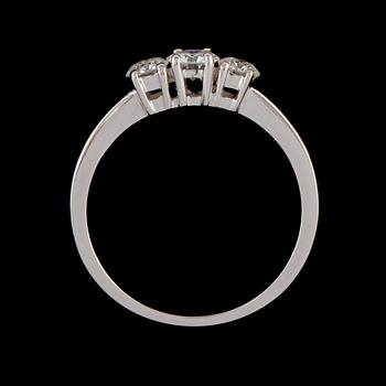 RING, 18k vitguld med 3 briljantslipade diamanter, 0.70 ct. Vikt 3 g.