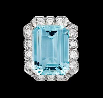 1174. A stepcut aquamarine, 22.28 cts, and brilliant cut diamond ring, tot. 2.30 cts, 1975.