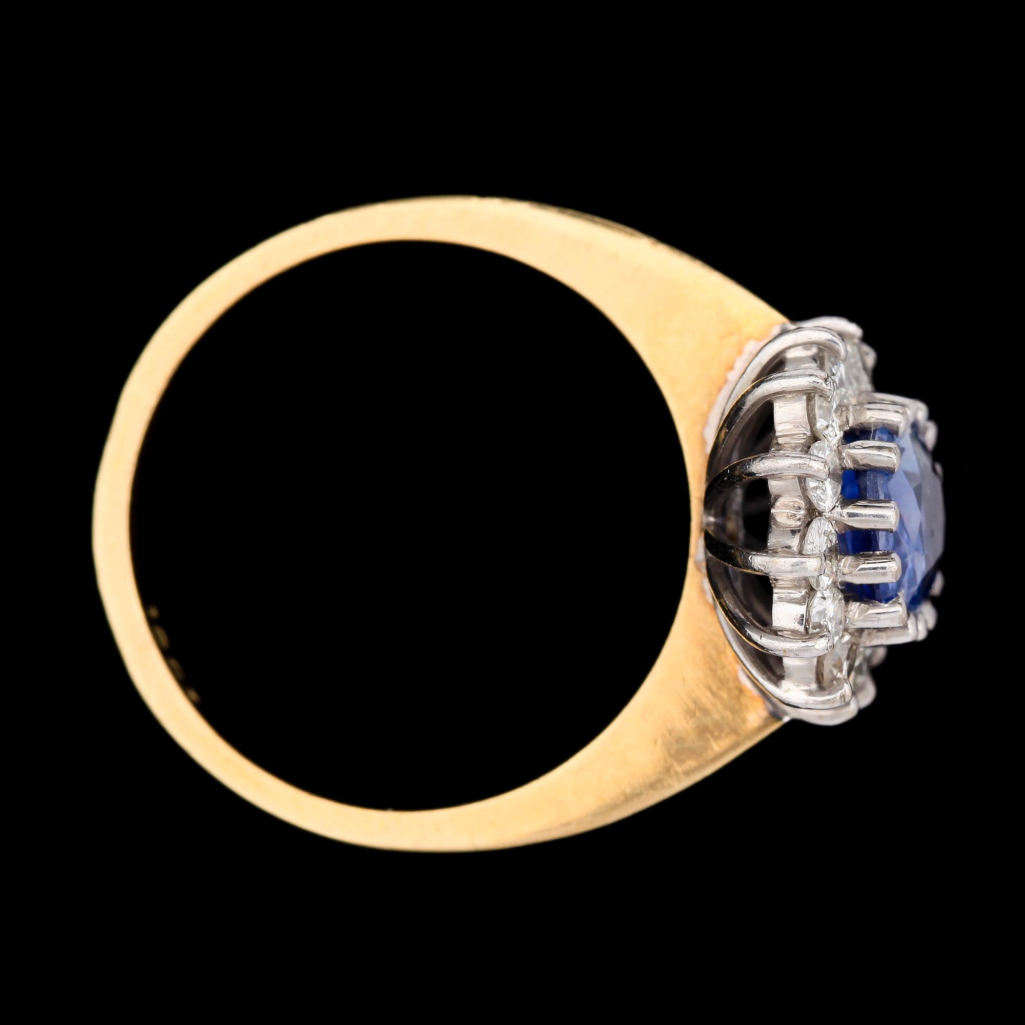 RING, 18k guld oval fasettslipad blå safir o briljantslipade diamanter tot ca0,63ct. Vikt 4,6g.