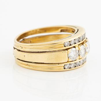 Ring 18K guld med runda briljantslipade diamanter.