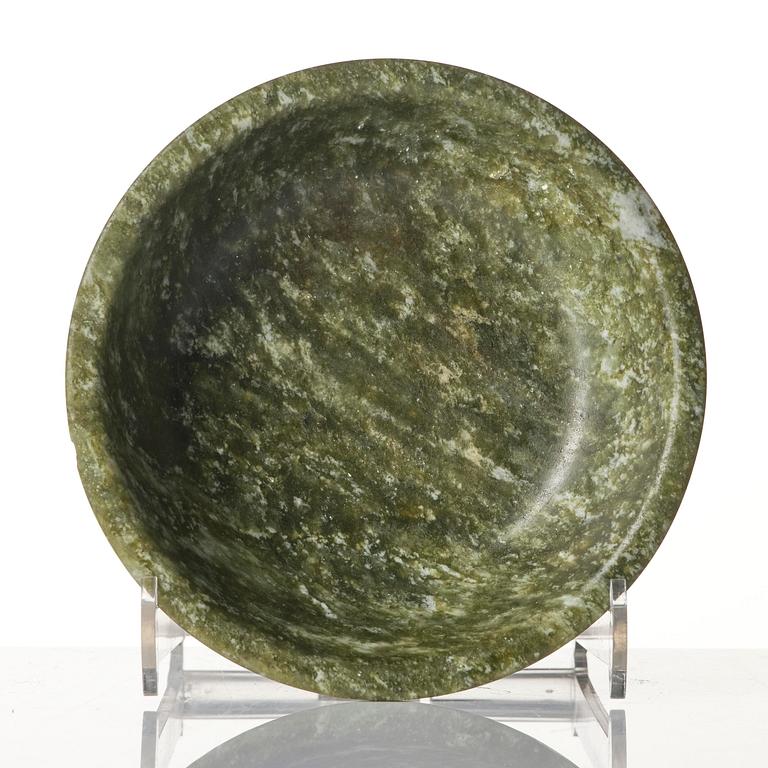 Skål, grön sten, med silvermontering, sen Qingdynasti / omkring 1900.