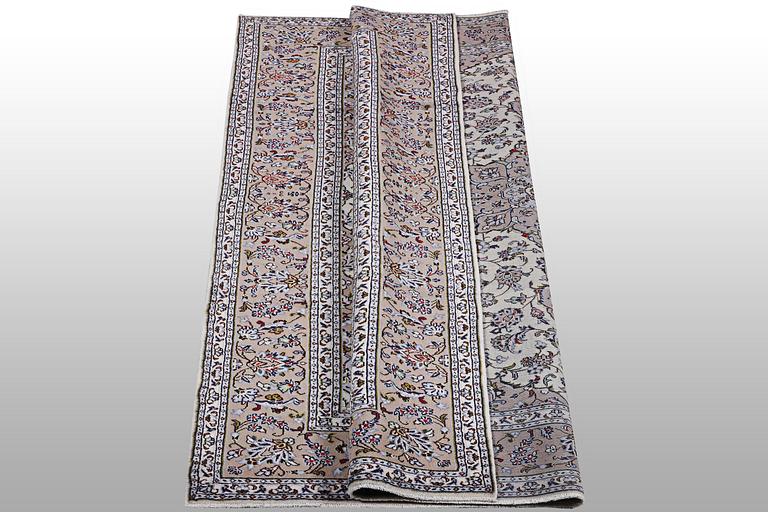 A carpet, Kashan, ca 291 x 203 cm.