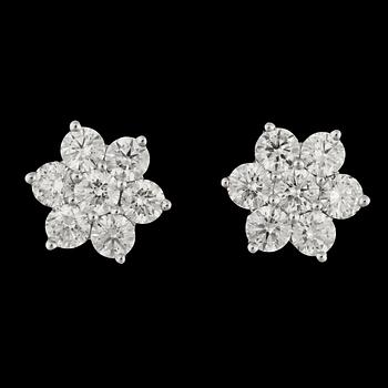 1338. A pair of brilliant cut diamond cluster earrings, tot. 2.03 cts.