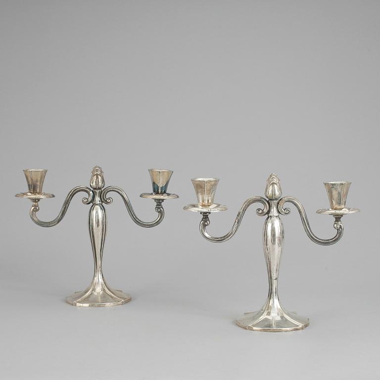 KANDELABRAR, ett par, svenska importstämplar. Vikt ca 940 gram.