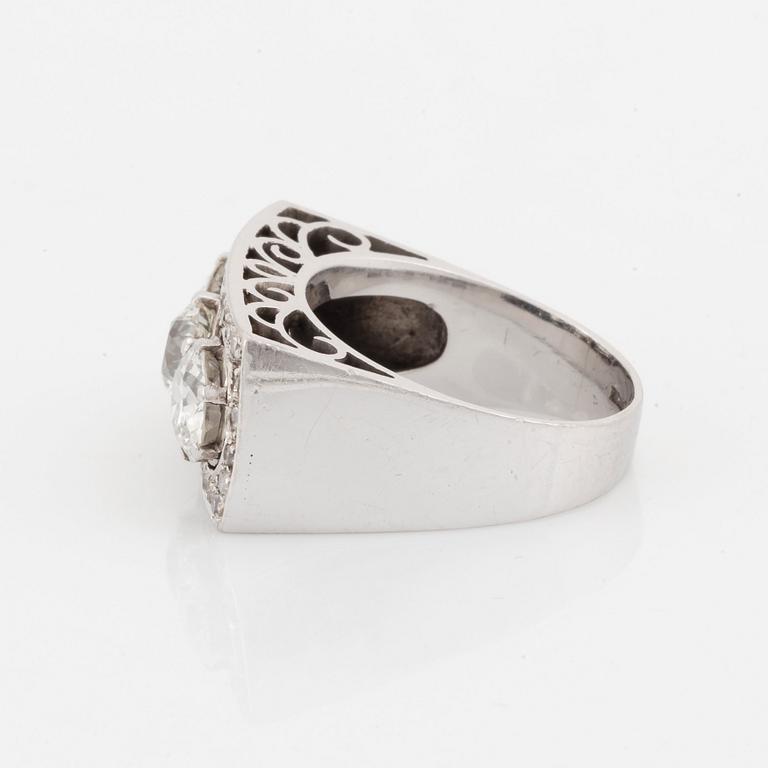 Ring 18K vitguld med gammal- och åttkantslipade diamanter.