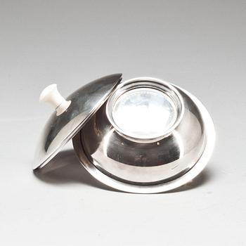 SKÅL med lock, sterlingsilver, C.F. Heise, Köpenhamn, 1933. Total vikt ca 286 g.