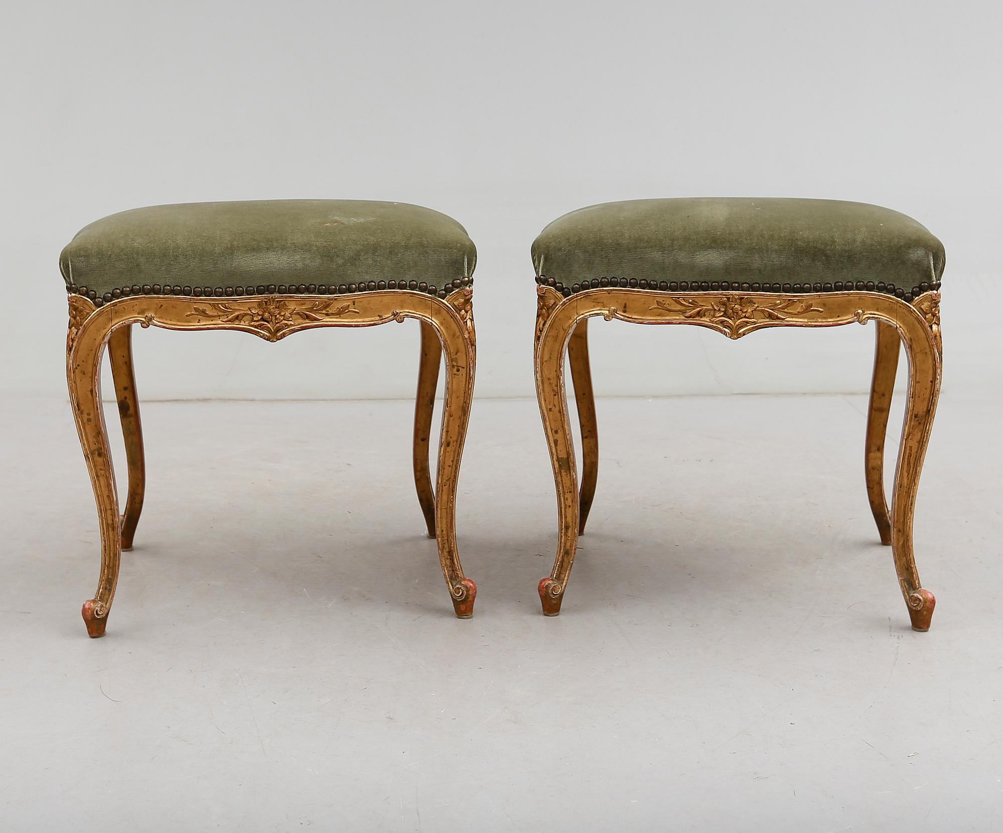 TABURETTER, 1 par, rokokostil, omkring år 1900.