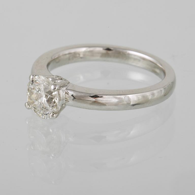 RING, 18K vitguld med briljantslipad diamant 1.02 ct. Vikt 5,0 gram.