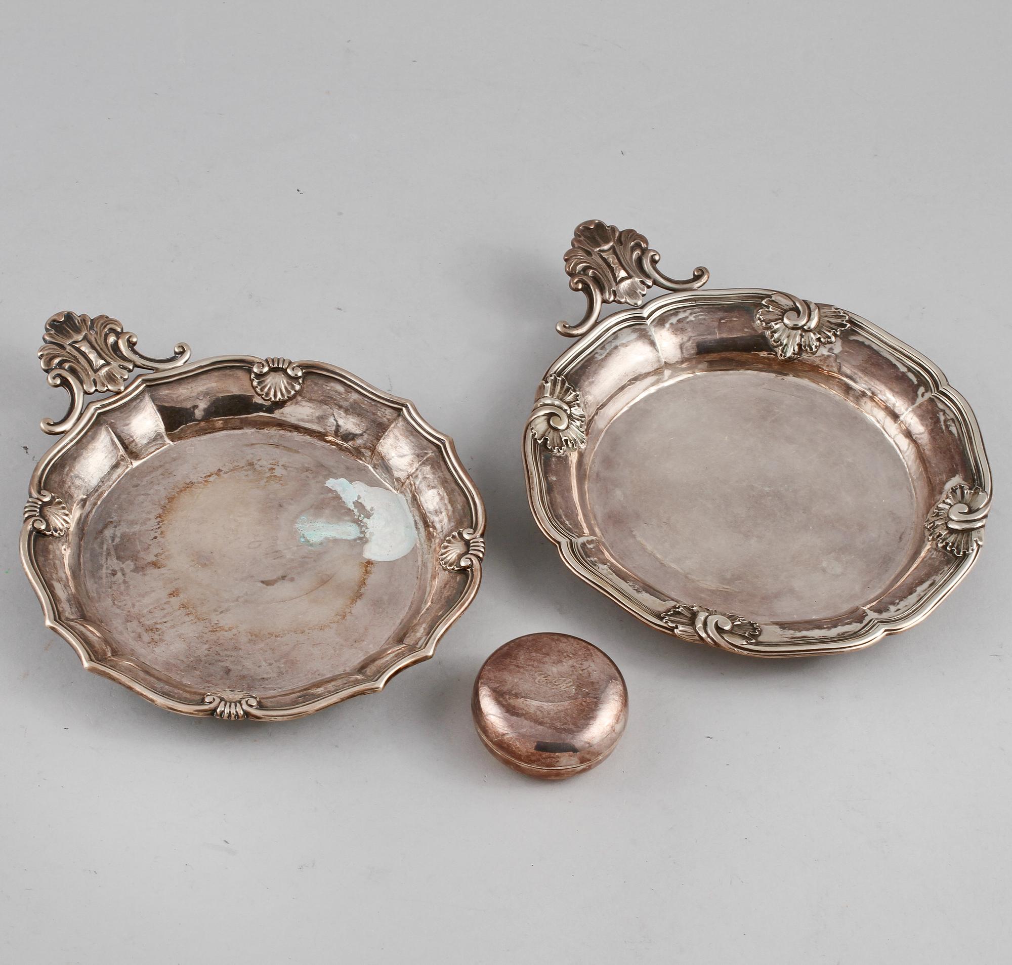 FAT, 2 st, samt DOSA, låghaltigt silver, tidigt 1900-tal. Vikt 615 g.