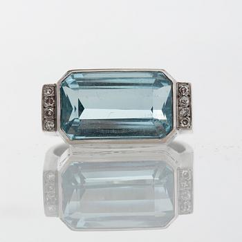 RING, 18K vitguld med akvamarin samt åttkantslipade diamanter ca 0.07 ct.