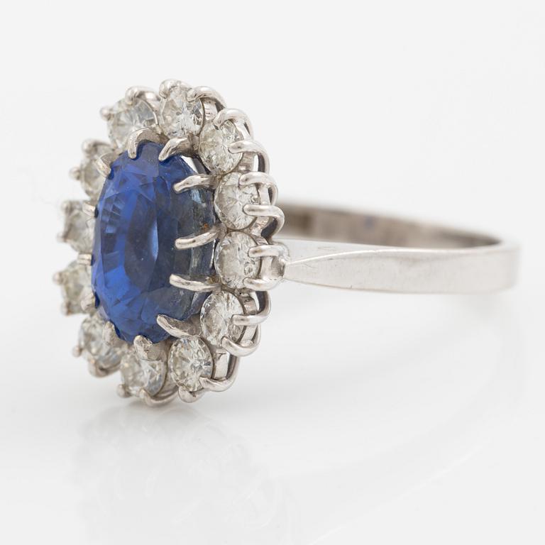 Ring, carmosémodell 18K vitguld med safir och briljantslipade diamanter.