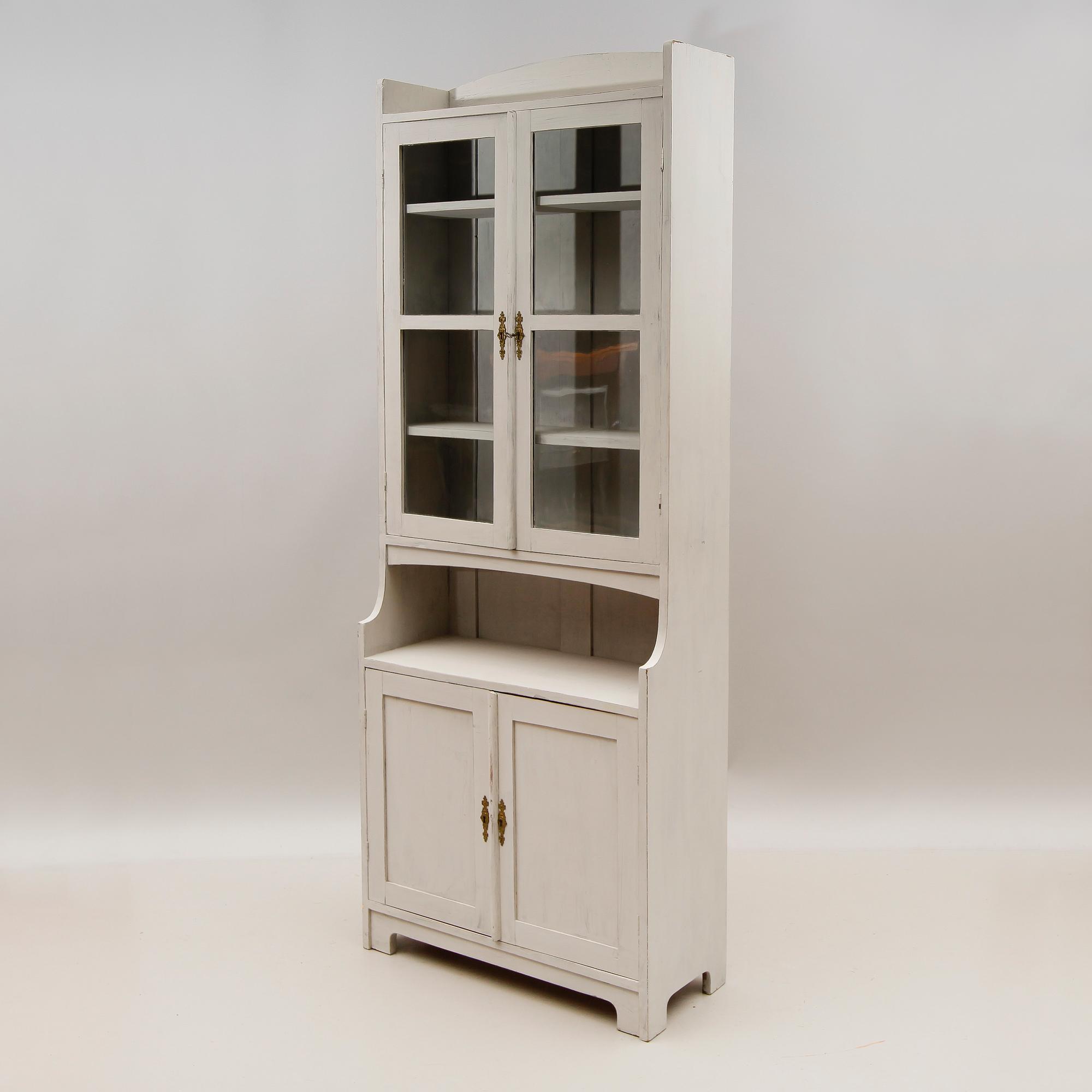 VITRINSKÅP, 1900-talets första hälft.