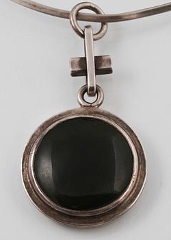 COLLIER SAMT RING, silver med cabochonslipad agat samt krysopras. Vikt 39,8 gram.
