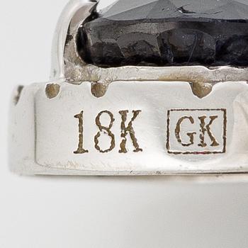 Örhängen, ett par, 18K vitguld med mörka safirer och små åttkantslipade diamanter.