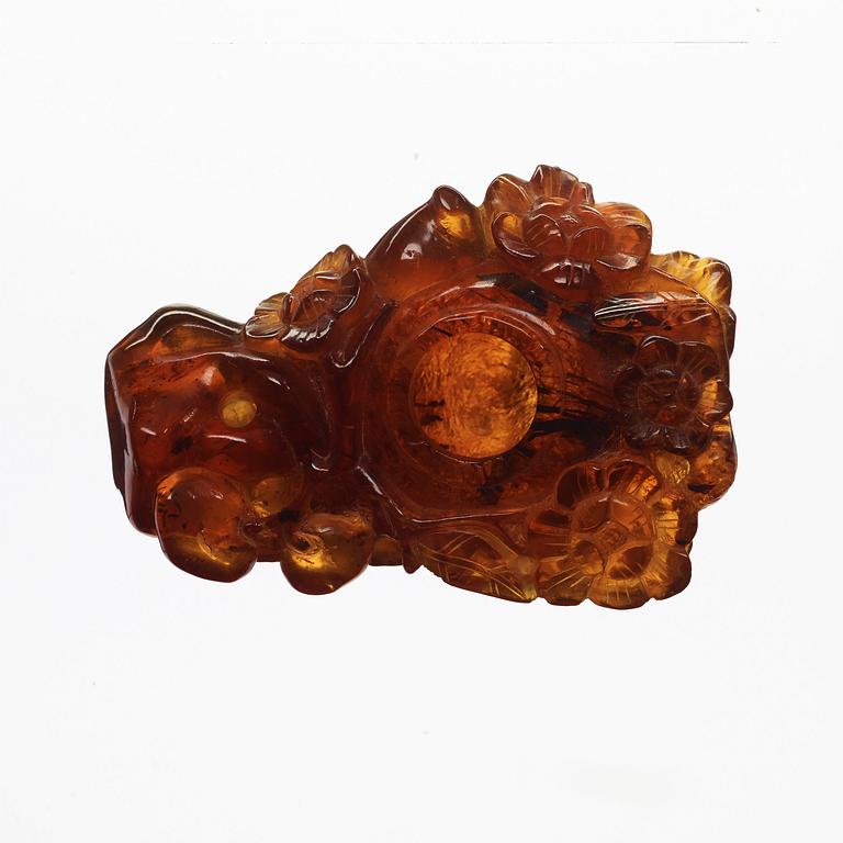An amber brush washer, Qing dynasty (1644-1912).