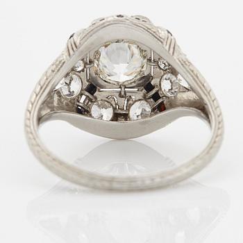 Ring platina med en gammalslipad diamant vikt ca 0.80 ct kvalitet ca H/I i.