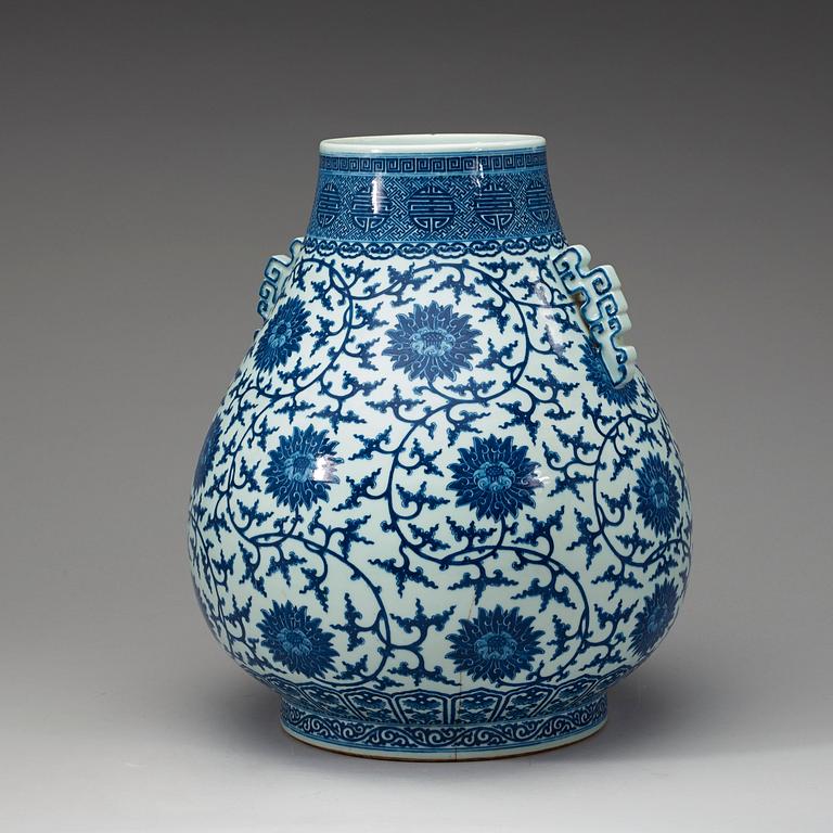 VAS, porslin. Mingform (hu). Qing dynastin (1644-1912) med Qianlongs sigillmärke.
