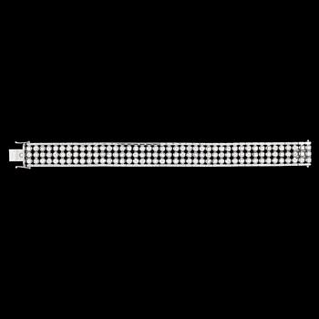 ARMBAND, 129 briljantslipade diamanter, tot. ca 8 ct. 1970-tal.