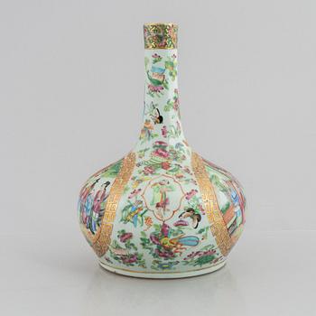 A Chinese Canton porcelain vase, 19th century, Qing dynasty.