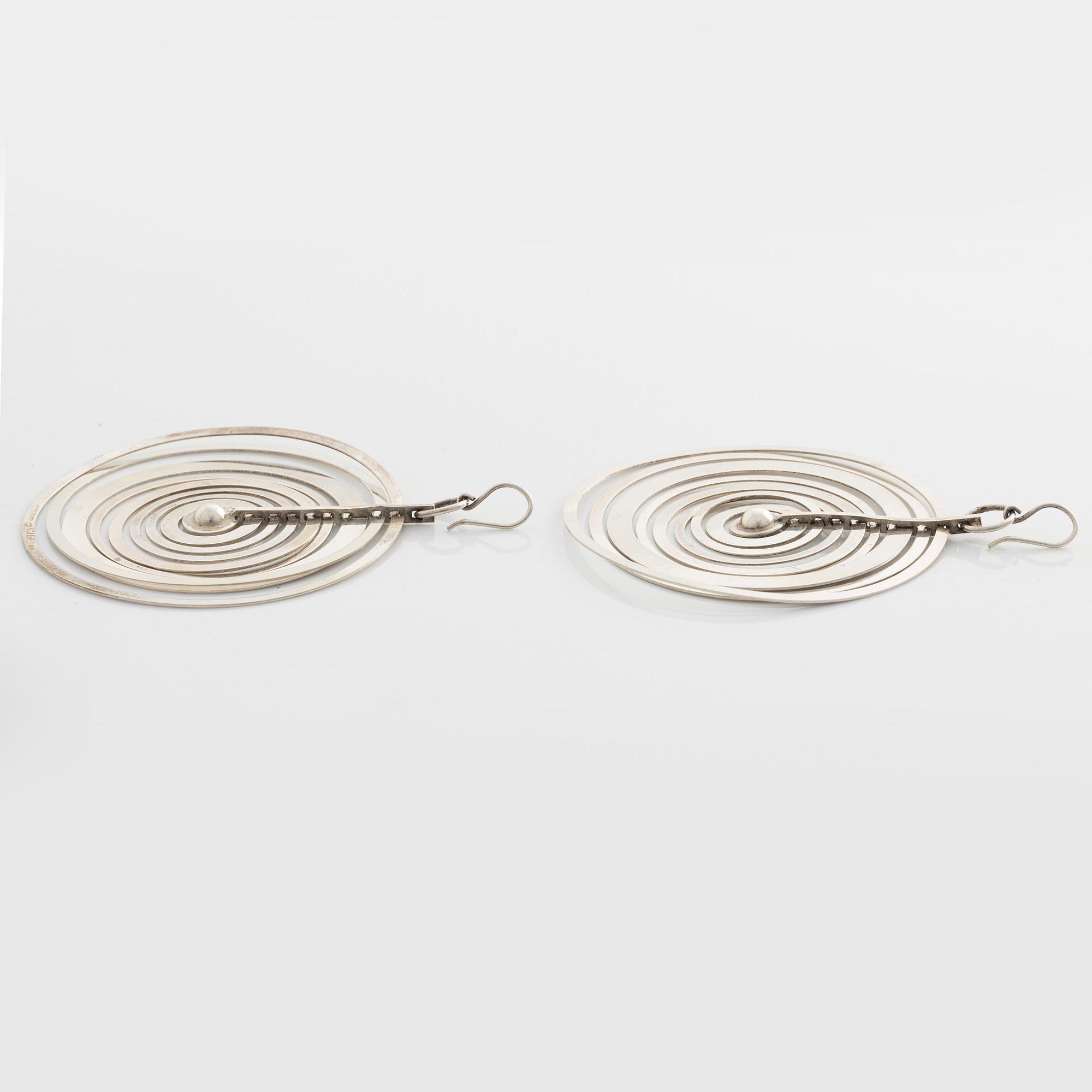 Tapio Wirkkala, Örhängen "Hopeakuu", sterlingsilver.