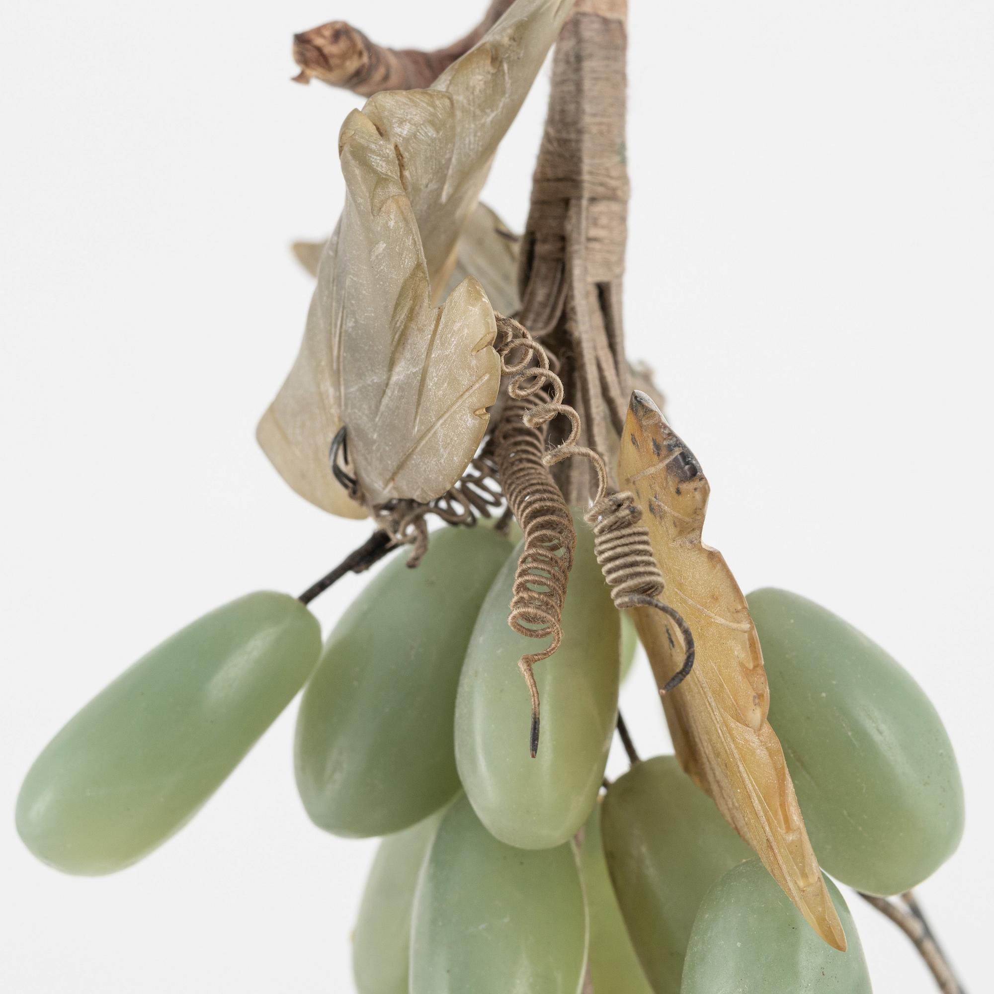 A set of eight decorative grapes in the material nephrite, quarts, amethyst.