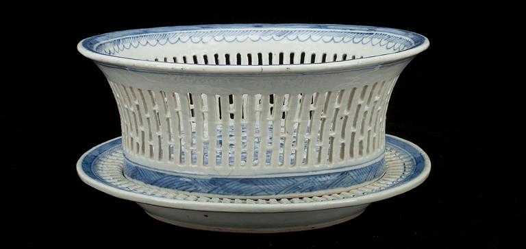 SERVERINGSSKÅL samt FAT, porslin, Kina 1900-talets början.