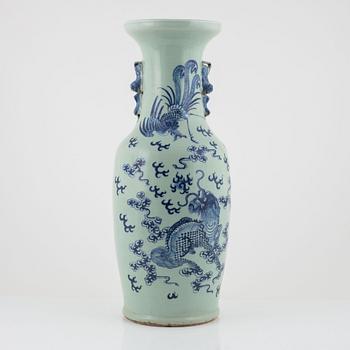 A large vase, late Qing dynasty.