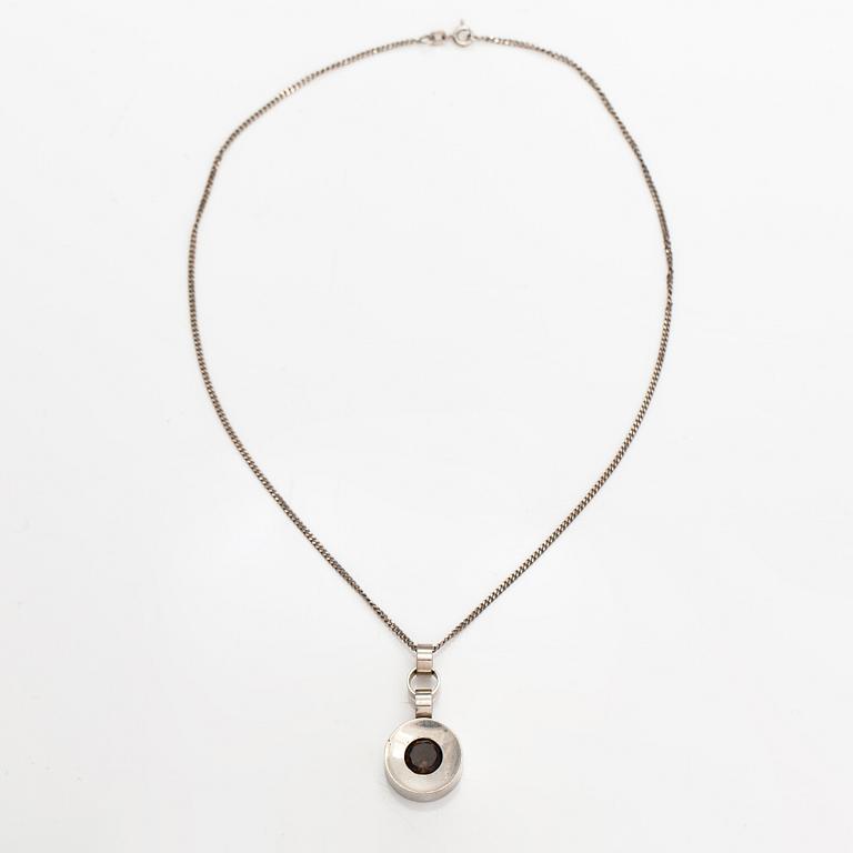 Elis Kauppi, Kaulakoru, hopeaa ja savukvartsi. Kupittaan kulta, Turku 1965.