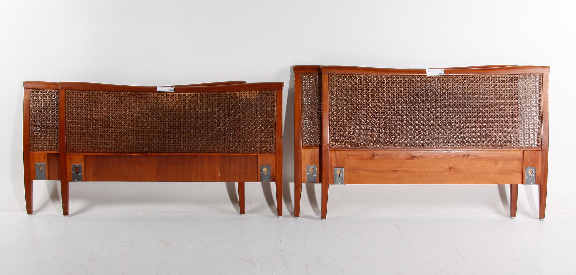 SÄNGGAVLAR. Ett par. Firma Svenskt Tenn.