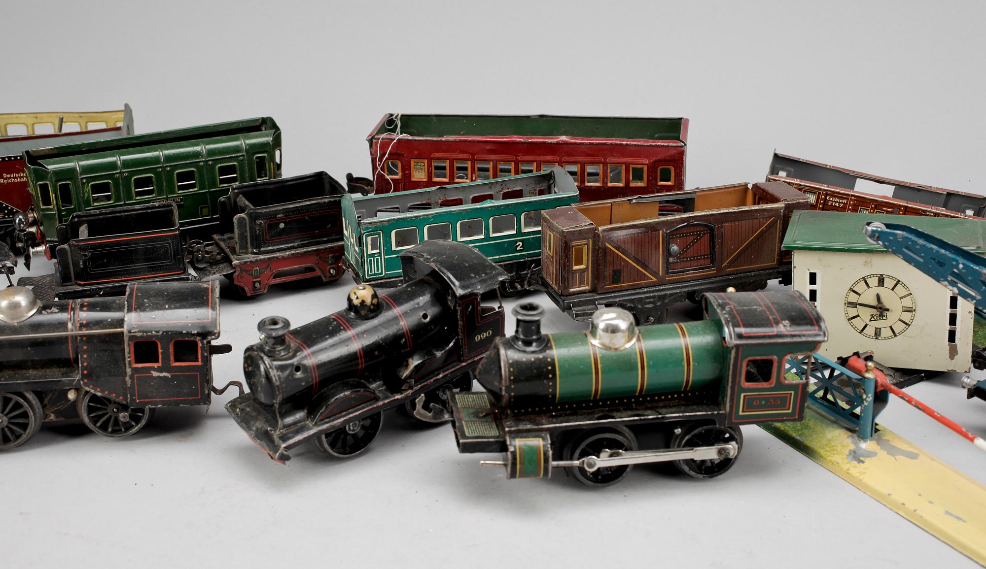 PARTI LEKSAKER, ca 30 delar, metall, bland annat personvagn 17310 Raucher, Märklin i skala 0. Omkring 1900-talets mitt.