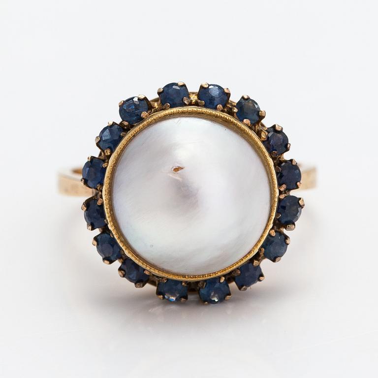 An 18K gold ring with a pearl and sapphires. Finland 1967.