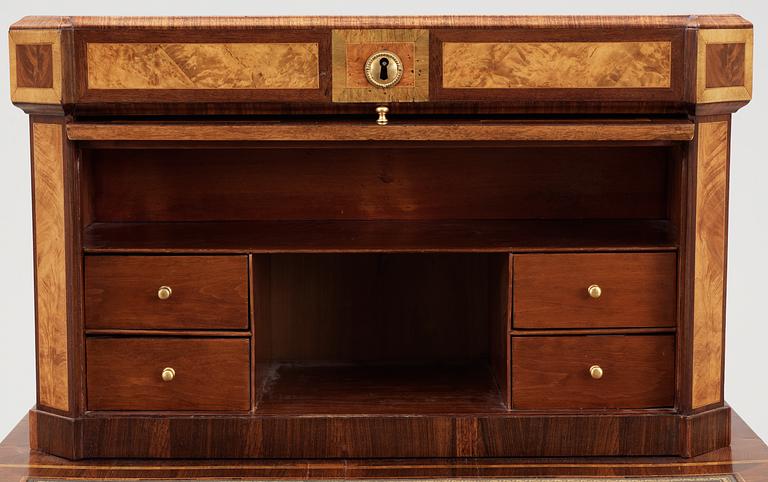 SKRIVBORD MED UPPSATS, av Fredrich Iwersson (mästare i Stockholm 1780-1801), ej signerat.