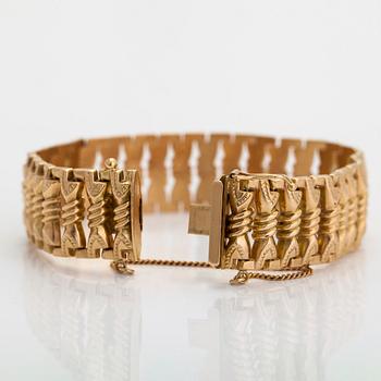 An 18K gold bracelet, Italy.