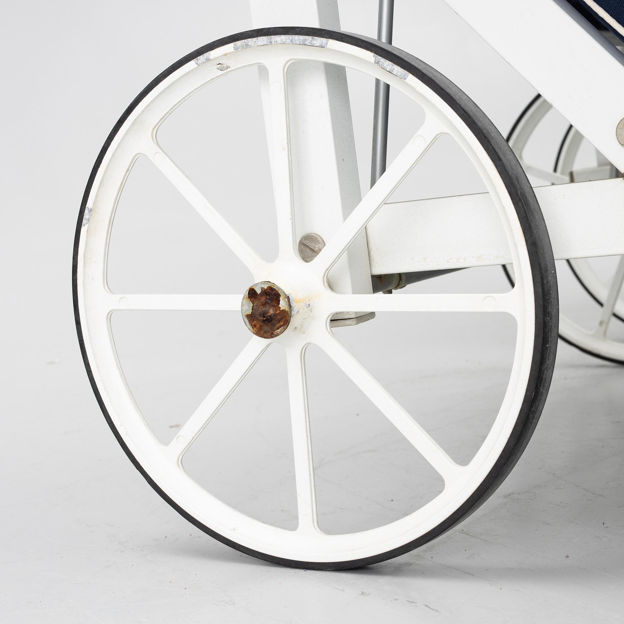 Elsa Stackelberg, Sun loungers, a pair, Fri Form, late 20th Century.