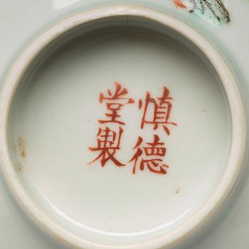 SKÅLAR, ett par, porslin. Qingdynastin, 1800-tal, med "Shendetangzhi" hallmärke.