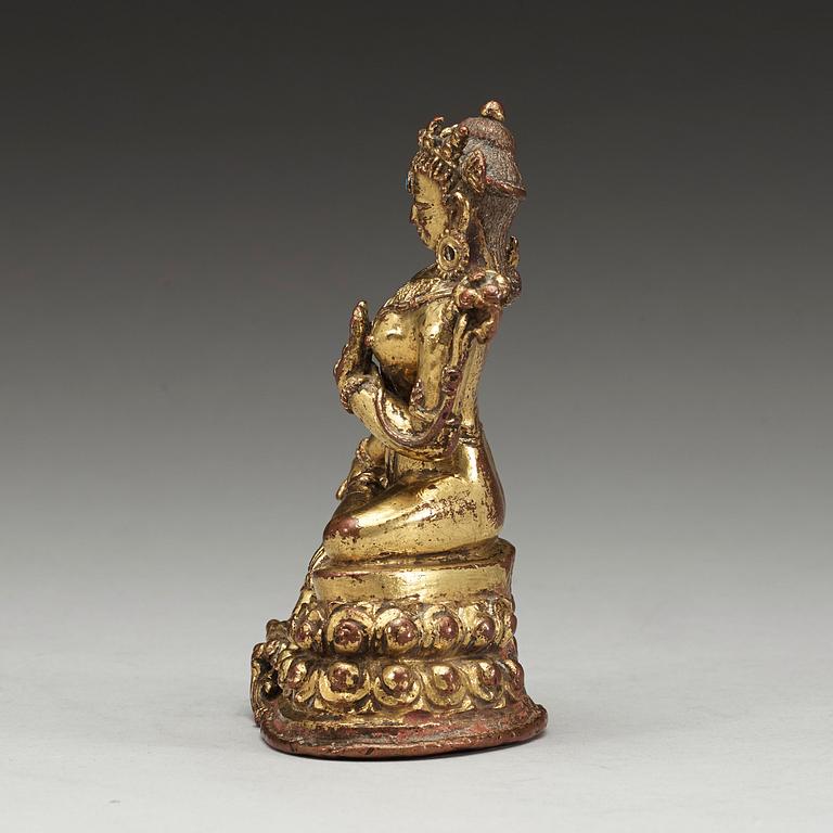 FIGURIN, förgylld kopparlegering och turkoser. Nepal/Tibet, 1500-tal eller äldre.