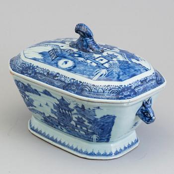 A Chinese blue and white export porcelain tureen with cover, Qing dynasty, Qianlong (1736-95).