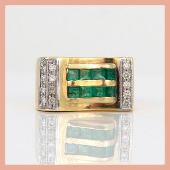 RING, 18K guld med diamanter tot ca 0,20 ct och smaragder, Frankrike, troligen 1900-talets första hälft Tot vikt ca 12 g.
