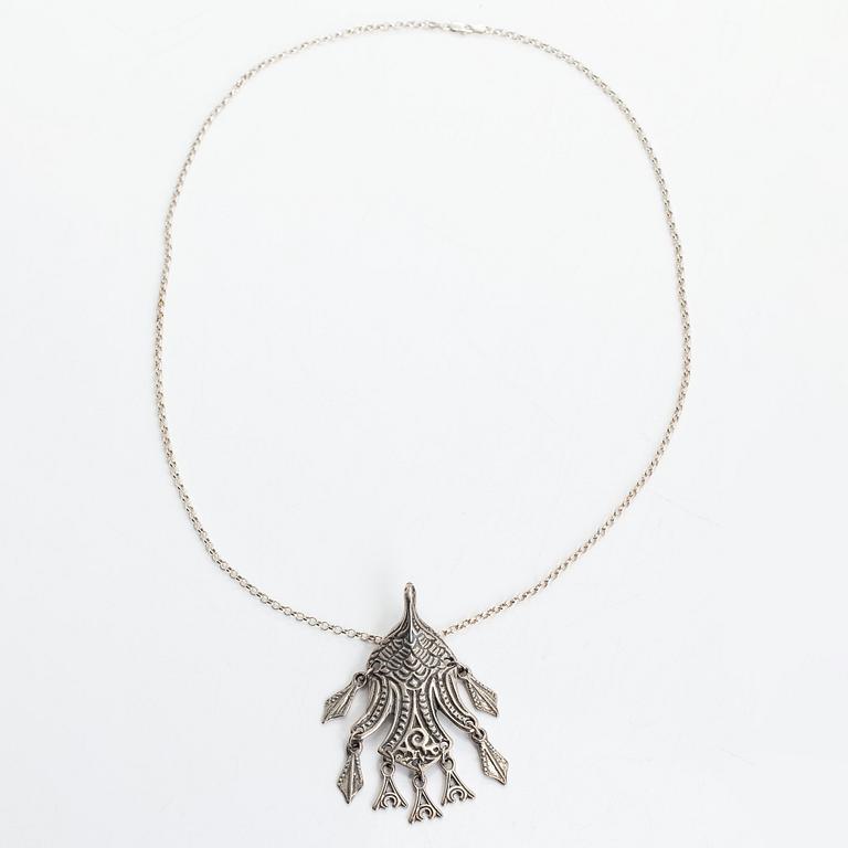 Halsband/brosch, "Uhtuan sotka", sterlingsilver. Kalevala Koru, Helsingfors 1993.