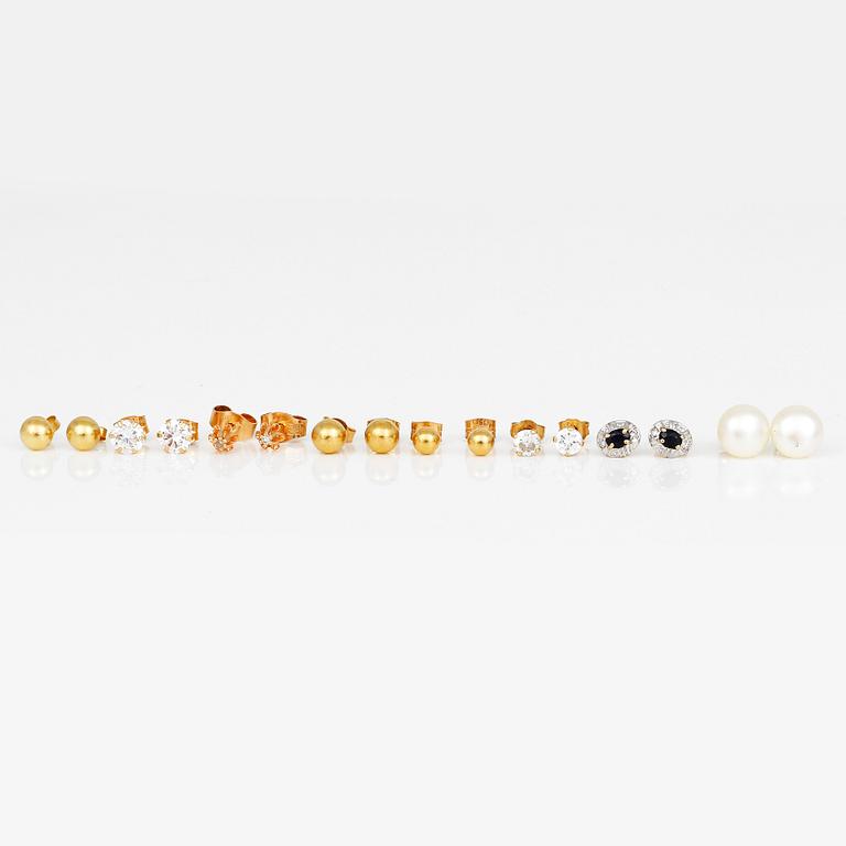 ÖRHÄNGEN, 9 par, 18K guld med cubic zirconia, oäkta pärlor och små diamanter. Total vikt ca 6,59 g.