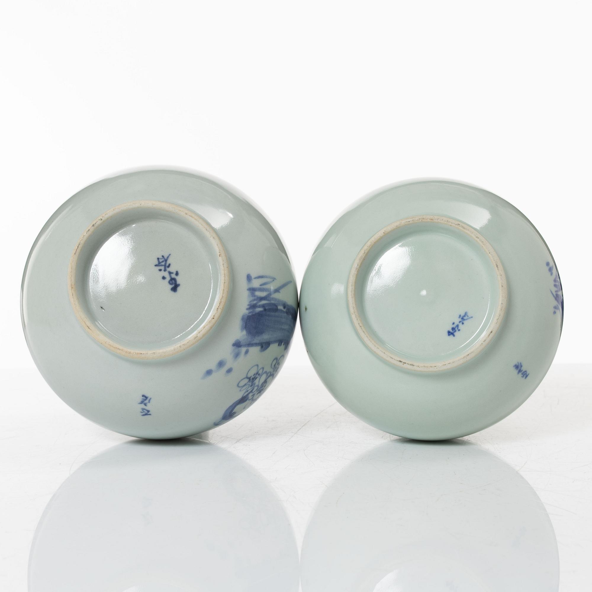 Two porcelain bottles, Japan/Korea, 20th century.