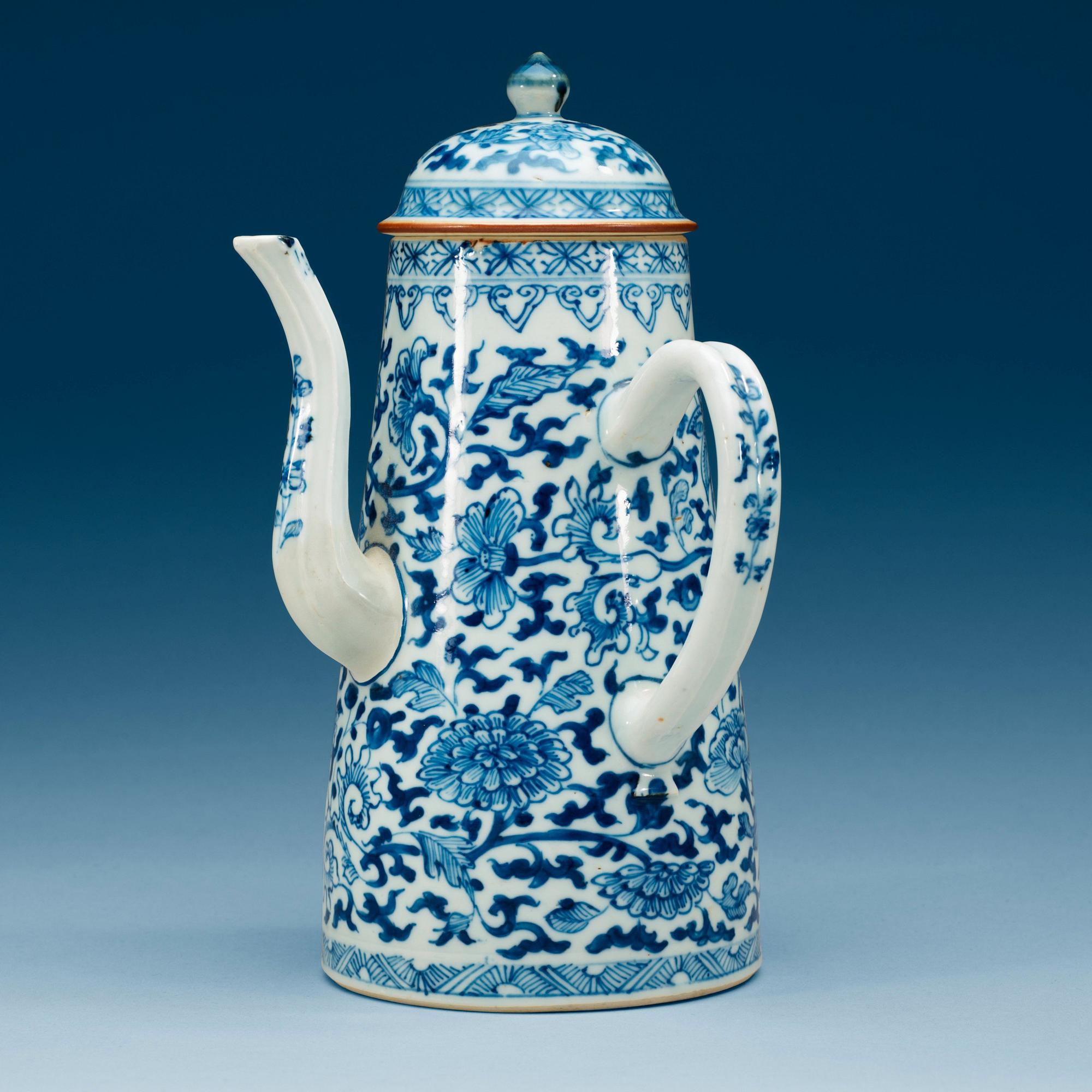 A blue and white coffepot with cover, Qing dynasty, 18th Century.