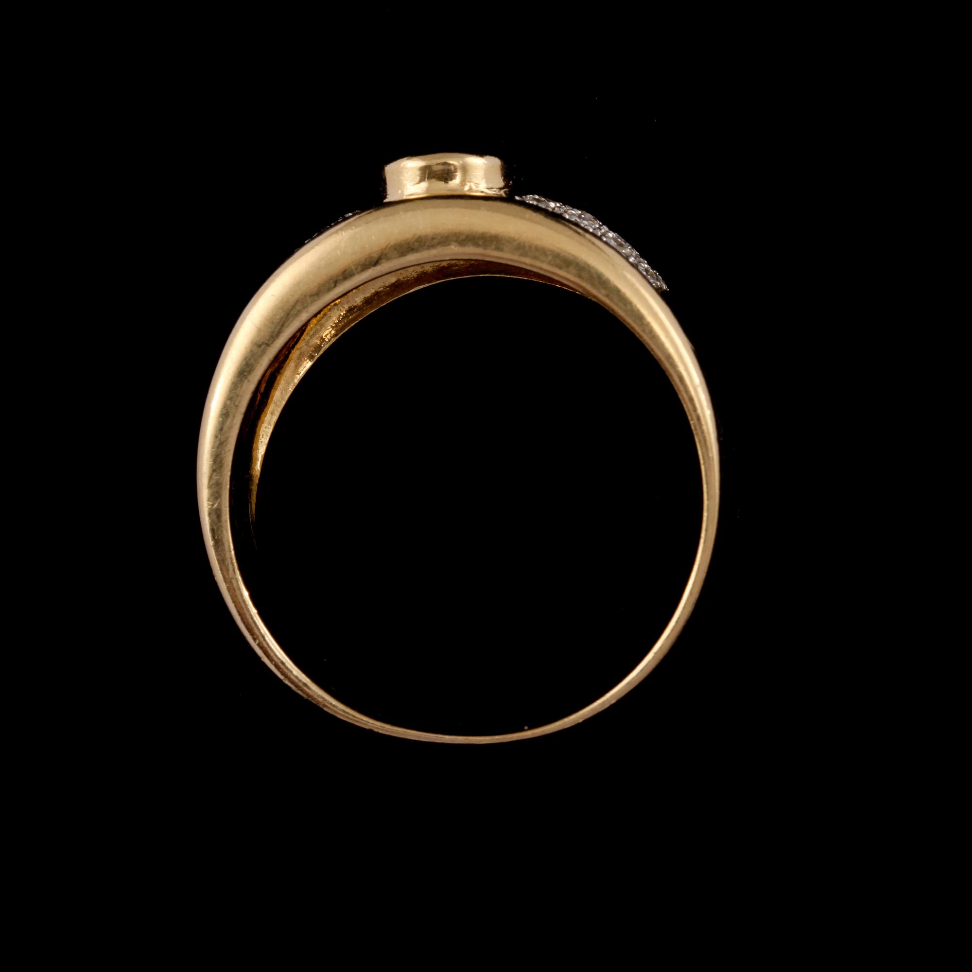 RING, 18k guld med ovalslipad blå safir och briljantslipade diamanter, ca 0.32 ct, utländska stämplar.  Vikt 8 g.