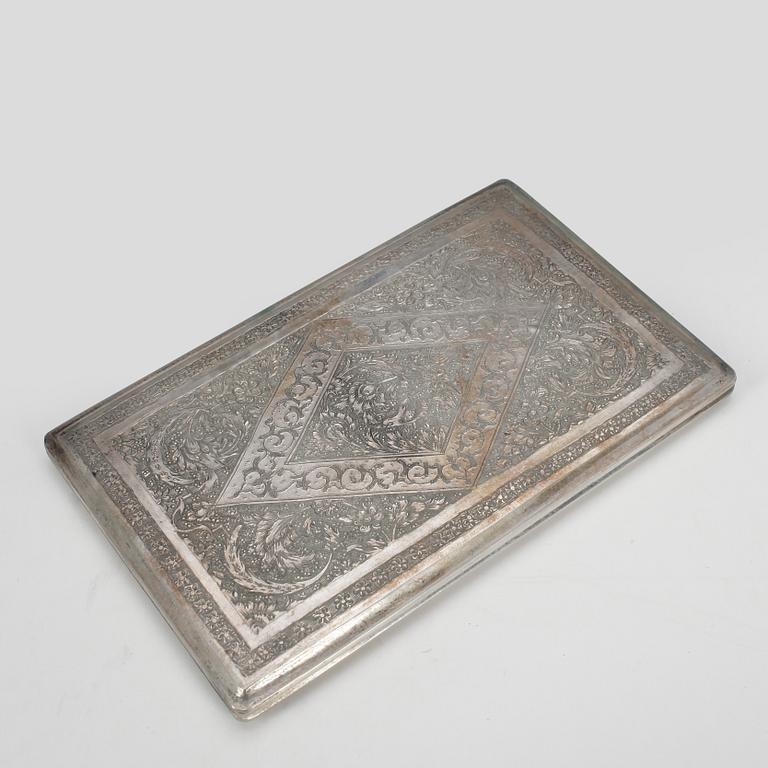 CIGARETTETUI, silver, Reza Shah-perioden, 1900-talets första hälft/ mitt. Vikt ca 180 gram.