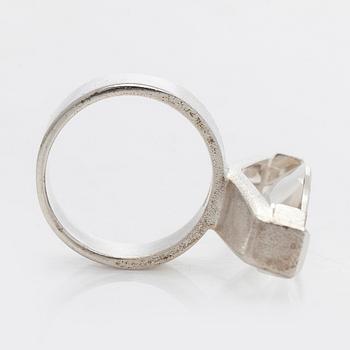Björn Weckström, sormus, "Luminoso", viistehiottu vuorikristalli, hopeaa.