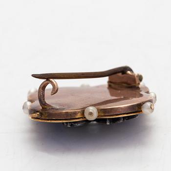 Brosch, 9K guld, emalj, odlade pärlor och rosenslipade diamanter.