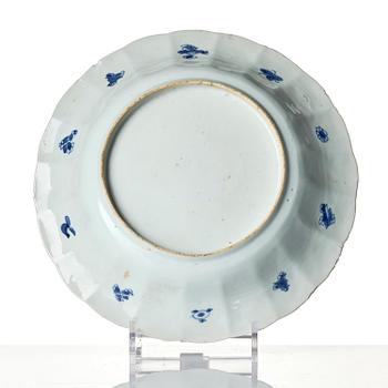 A blue and white 'fish' dish, Qing dynasty, Kangxi (1662-1722).