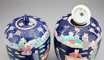 URNOR, ett par, snarlika, porslin, Kina, 1900-tal.