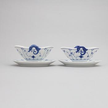 Matservis, 58 delar, porslin, "Musselmalet", Bing & Grøndahl samt Royal Copenhagen, Danmark.